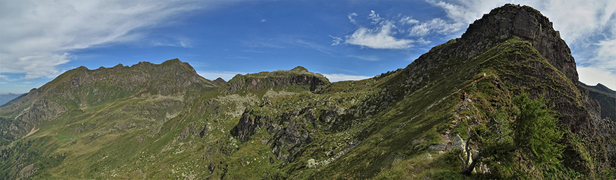 Salendo sul sentiero per Cima di Mezzeno si presenta a dx la Cima delle galline (2131 m) che andiamo a salire